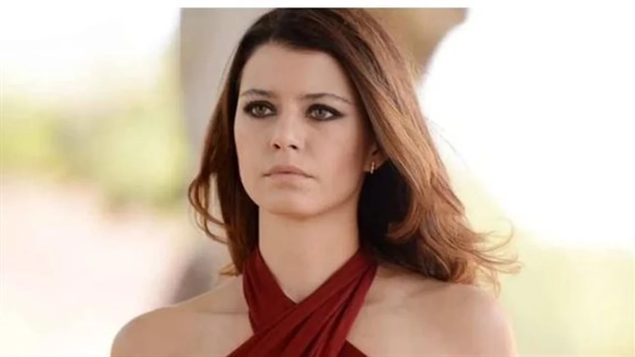 أغنية بيرين سات الأولى.. تحول فني يثير ضجة واسعة بين جمهور الدراما التركية